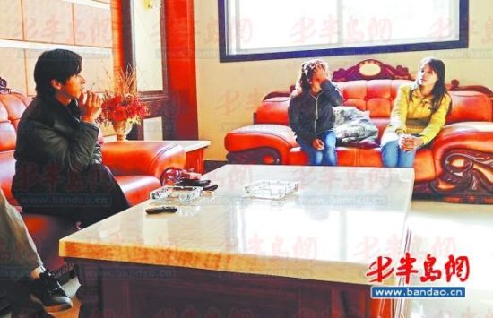 鄱陽湖鄉(xiāng)村大酒店內(nèi)，兩個本地男子帶著兩個外籍女子給記者