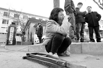 從法院出來以后，家屬和律師正在商量案情，夏鳳各在旁想著想著忍不住哭起來