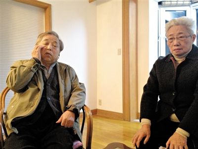 前晚，年過七旬的劉光嘉及妻子向記者講述強(qiáng)拆經(jīng)過。