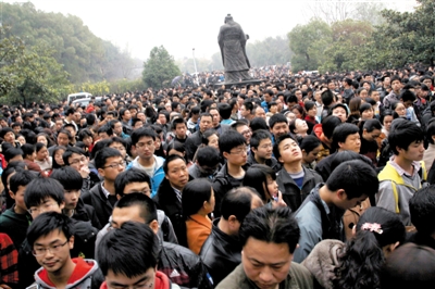 去年3月16日，武漢華中科技大學(xué)，“北約”、“華約”、“卓越”聯(lián)盟自主招生選拔考試湖北考點(diǎn)，考生等待進(jìn)場(chǎng)。 圖/CFP