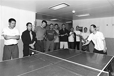 5日，“雪龍”號(hào)上的科考隊(duì)員在進(jìn)行乒乓球比賽。新華社發(fā)