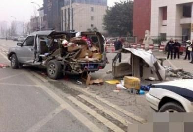 一輛越野車在車禍中受損嚴(yán)重。圖據(jù)網(wǎng)絡(luò)