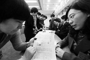 人大代表們就各自關(guān)心的話題熱烈討論。