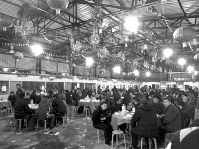 村主任孫女滿月宴席上，坐滿了前來(lái)道賀的村民。京華時(shí)報(bào)記者陶冉攝