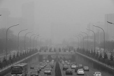東三環(huán)農(nóng)展橋附近能見度很低。