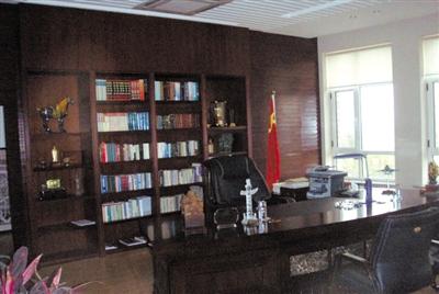 遼寧大學(xué)黨委書記被曝光的辦公室。 網(wǎng)絡(luò)截圖