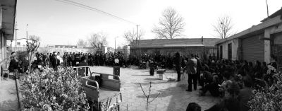 昨天下午，杜家疃村委會原文書李榮茂，向村民介紹當天上午與街道辦溝通的情況。京華時報記者 懷若谷 攝