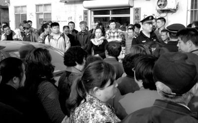 警方趕到現(xiàn)場，處理車胎被扎事件。