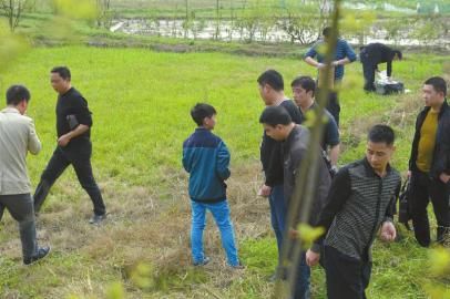 少年指認藏槍地點。