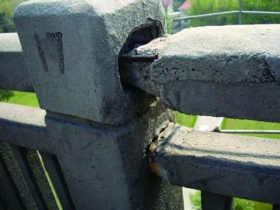 圖為大橋17號(hào)墩處橋面裂縫。梅建明 攝