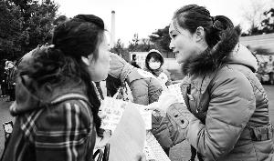 墓區(qū)服務(wù)員（右）見證了喪葬“綠化進(jìn)程”。新華社發(fā)