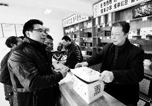 4月2日，福建省古田縣紀(jì)委、監(jiān)察局成立清明節(jié)專項(xiàng)督查組，對(duì)違反“八項(xiàng)規(guī)定”行為進(jìn)行監(jiān)督檢查。新華社發(fā)