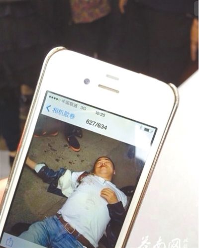 4月19日上午，目擊者拍到的黃祥拔被打現(xiàn)場(chǎng)圖片。網(wǎng)絡(luò)截圖