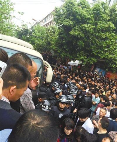 4月19日，蒼南縣靈溪鎮(zhèn)城管打人事件現(xiàn)場(chǎng)。網(wǎng)絡(luò)截圖