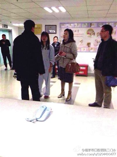 事發(fā)現(xiàn)場，打人者袁亞平(右二) (資料圖)