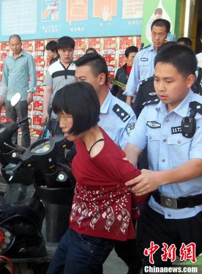  5月8日上午8時10分左右，江西省撫州市黎川縣日峰鎮(zhèn)家家樂超市發(fā)生一起持刀傷人案件。