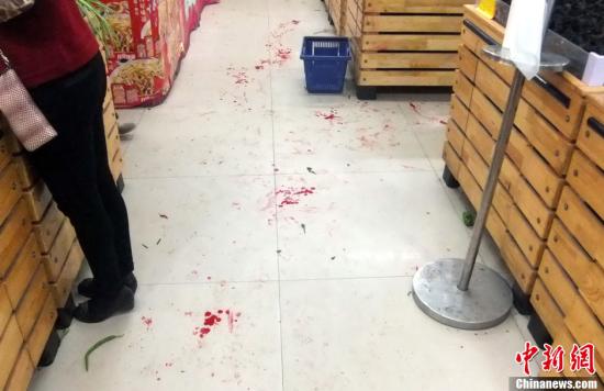   5月8日上午8時10分左右，江西省撫州市黎川縣日峰鎮(zhèn)家家樂超市發(fā)生一起持刀傷人案件。