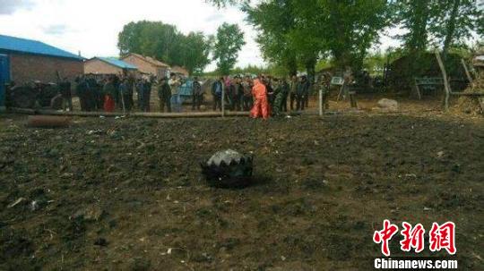 三不明飛行物墜入中國(guó)黑龍江境內(nèi)現(xiàn)場(chǎng)已封鎖(圖) 三不明飛行物墜入中國(guó)黑龍江境內(nèi)現(xiàn)場(chǎng)已封鎖(圖)