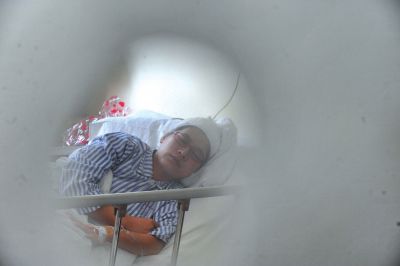 　6月3日，被打的值班醫(yī)生在病房接受治療。新華社發(fā)