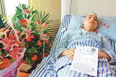 江西奪刀救人考生登人民日報頭版(圖) 江西奪刀救人考生登人民日報頭版(圖)