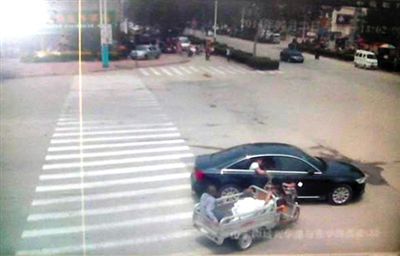 23日中午，陳母被突然噴毒。新京報(bào)記者 王瑞鋒 攝