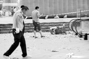 自動(dòng)扶梯口旁垃圾桶突然爆炸,現(xiàn)場一片狼藉 自動(dòng)扶梯口旁垃圾桶突然爆炸,現(xiàn)場一片狼藉