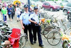 人流密集的街頭,持槍巡邏。