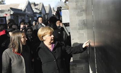 2012年2月2日，北京，默克爾來到南鑼鼓巷游覽。