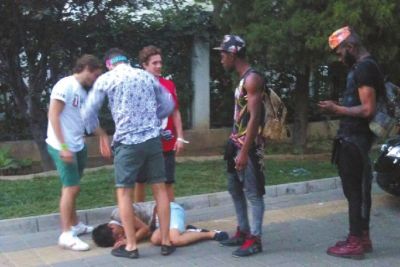外籍男子路邊發(fā)現(xiàn)醉漢將其圍住。