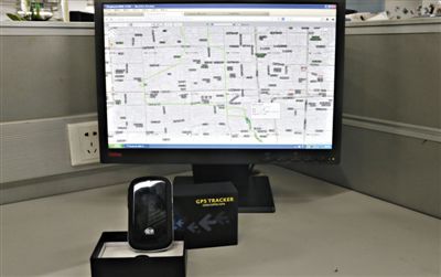 記者花近400元網(wǎng)購(gòu)的定位監(jiān)聽(tīng)器，能通過(guò)短信激活，進(jìn)行實(shí)時(shí)監(jiān)聽(tīng)。