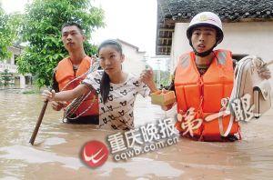 長壽區(qū)，消防官兵搜救被困群眾。