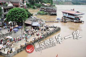 沙坪壩區(qū)磁器口，江水逼近休閑平臺(tái)。