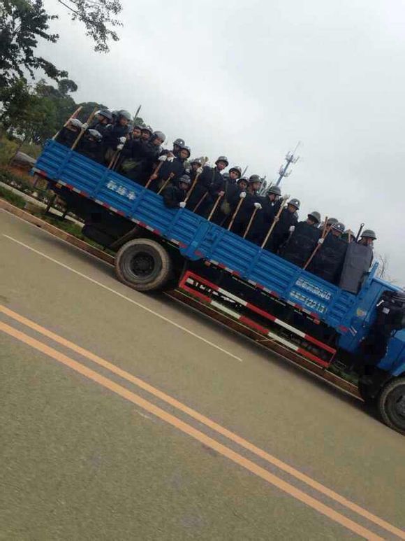 昆明沖突事件現(xiàn)場(chǎng)：多輛卡車載穿制服戴頭盔男子
