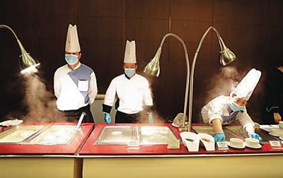 　工作人員在餐廳忙碌。（網(wǎng)絡(luò)圖片）