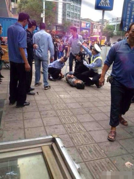 東莞三女子鬧市遭割喉割腹 兇手當(dāng)場被控制 東莞三女子鬧市遭割喉割腹 兇手當(dāng)場被控制