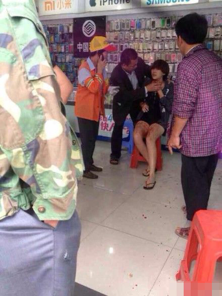 東莞三女子鬧市遭割喉割腹 兇手當(dāng)場被控制 東莞三女子鬧市遭割喉割腹 兇手當(dāng)場被控制