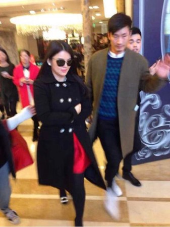 　婚禮現(xiàn)場現(xiàn)多位明星大腕助陣。