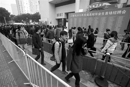 昨天的應(yīng)屆生招聘會,舉辦方上海國際展覽中心配備了足夠的警力、安保和工作人員，整個排隊隊伍被分割成數(shù)段
