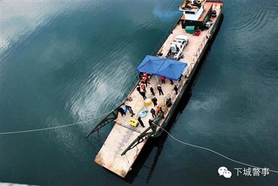 為搜尋深水沉尸，杭州警方租用的船只在水面作業(yè)。本版圖片/杭州警方提供