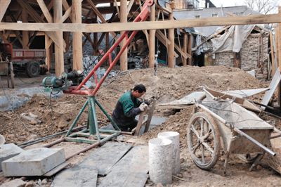 東城區(qū)北鑼鼓巷與小經(jīng)廠胡同之間一處四合院內(nèi)，工人進(jìn)入已經(jīng)挖好的地下室內(nèi)施工。