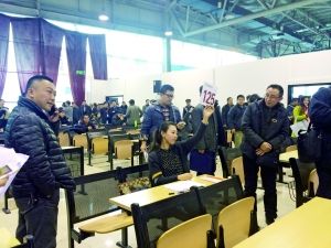 　首批中央和國家機關公車第三場拍賣現(xiàn)場。賈悅/攝