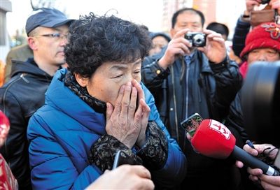 2月9日，呼格吉勒圖的母親尚愛云在旁聽趙志紅案后，接受媒體采訪時落淚。新華社記者 任軍川 攝