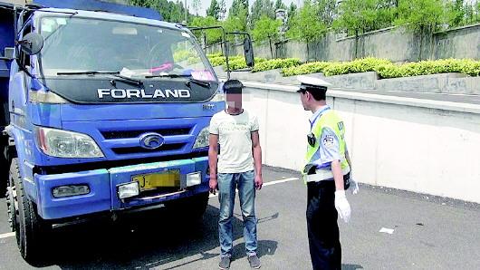 民警對持C1駕照駕駛大貨車、一年違法350余次的張某進(jìn)行批評教育。