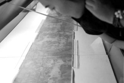 一名觀眾俯身細(xì)看《清明上河圖》。 京華時(shí)報(bào)記者王海欣攝