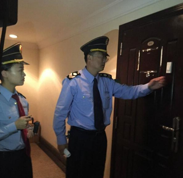 青島市衛(wèi)生監(jiān)督所的工作人員在郝愛勇診所執(zhí)法。