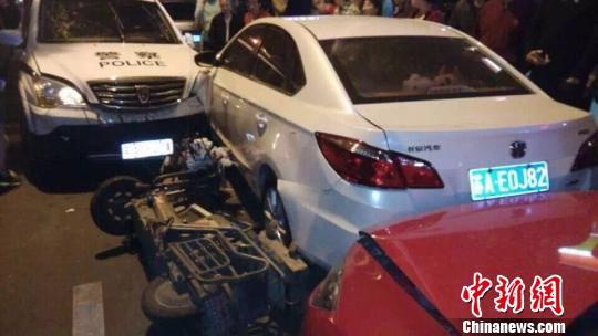 網(wǎng)友上傳的現(xiàn)場(chǎng)事故圖片。 網(wǎng)友拍圖 攝