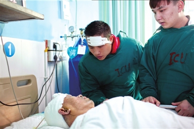 11月16日，王冬（頭部包裹紗布者）在照顧李大爺