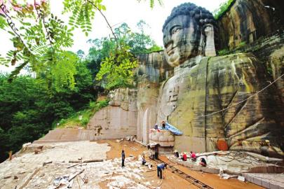 佛像雕刻現(xiàn)場(chǎng)。