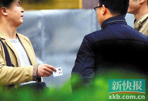 在進(jìn)行了近半個(gè)月暗訪調(diào)查中，有證販子告訴記者稱，二代身份證買賣已形成產(chǎn)業(yè)鏈，不僅貨源穩(wěn)定，生意也是相當(dāng)紅火?！稣褟V場(chǎng)附近，一名男子正向記者兜售二代身份證。