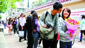 2011年11月11日，越秀區(qū)民政局，登記結(jié)婚的隊伍排了足有一百米長（資料圖片）。　記者黃澄鋒攝